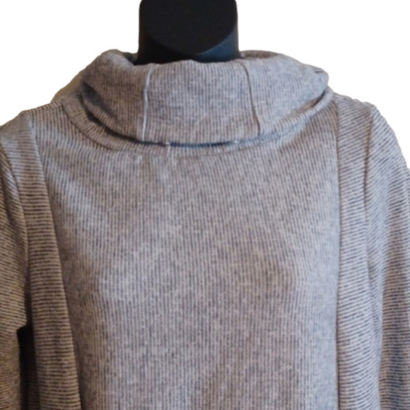 𝅺tommy Hilfiger cowl neck top. Pretty fabric and style. Size medium. - Picture 2 of 12